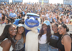 girls and mascot at alumni weekend 2015